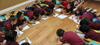 Niñas y niños en el Museo de Artes Decorativas. Foto: Paulina Reyes.