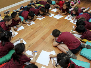 Niñas y niños en el Museo de Artes Decorativas. Foto: Paulina Reyes.