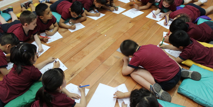 Niñas y niños en el Museo de Artes Decorativas. Foto: Paulina Reyes.