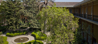 Vista del patio principal del Centro Patrimonial Recoleta Domínica